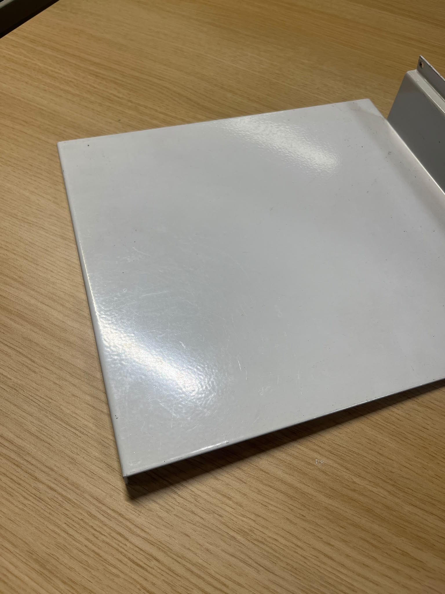 Tablette métallique fine pour fond rainuré blanche – L30 cm
