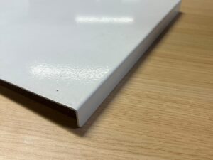 Tablette métallique fine pour fond rainuré blanche – L30 cm