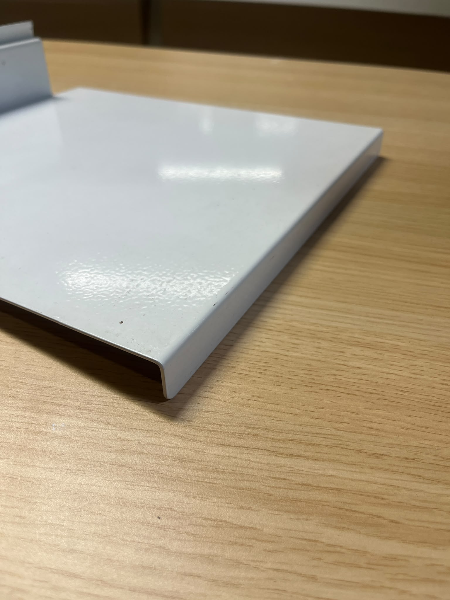 Tablette métallique fine pour fond rainuré blanche – L30 cm