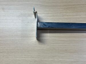 Bras droit pour fond rainuré gris chromé – L30 cm