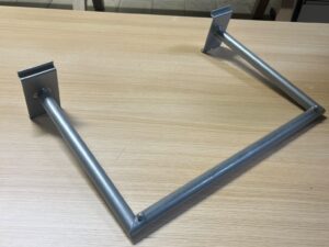 Barre penderie grise pour fond rainuré – 45 x 30 cm