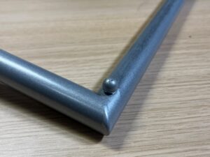 Barre penderie grise pour fond rainuré – 45 x 30 cm