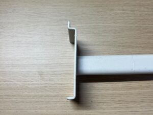 Bras en escalier métallique blanc pour fond rainuré – L55 x H18 cm