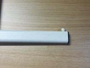 Bras en escalier métallique blanc pour fond rainuré – L55 x H18 cm