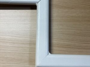 Bras en escalier métallique blanc pour fond rainuré – L55 x H18 cm