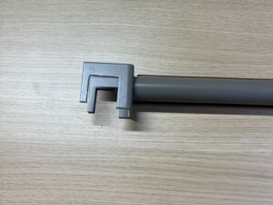 Bras en escalier gris taupe pour barre de charge – 44 x 16 cm