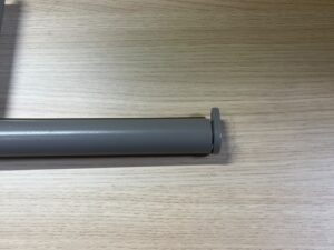 Bras en escalier gris taupe pour barre de charge – 44 x 16 cm