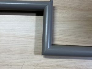 Bras en escalier gris taupe pour barre de charge – 44 x 16 cm