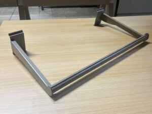 Barre penderie gris taupe pour fond rainuré – 60 x 31 cm