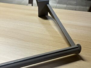 Barre penderie gris taupe pour fond rainuré – 60 x 31 cm
