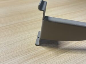 Barre penderie gris taupe pour fond rainuré – 60 x 31 cm
