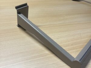 Barre penderie gris taupe pour fond rainuré – 60 x 31 cm