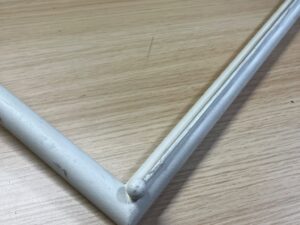 Barre penderie blanche pour fond rainuré – 55 x 30 cm