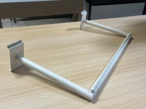 Barre penderie blanche pour fond rainuré – 55 x 30 cm