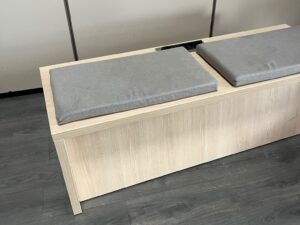Banquette 2 places bois et tissu avec prises intégrées – L150 cm