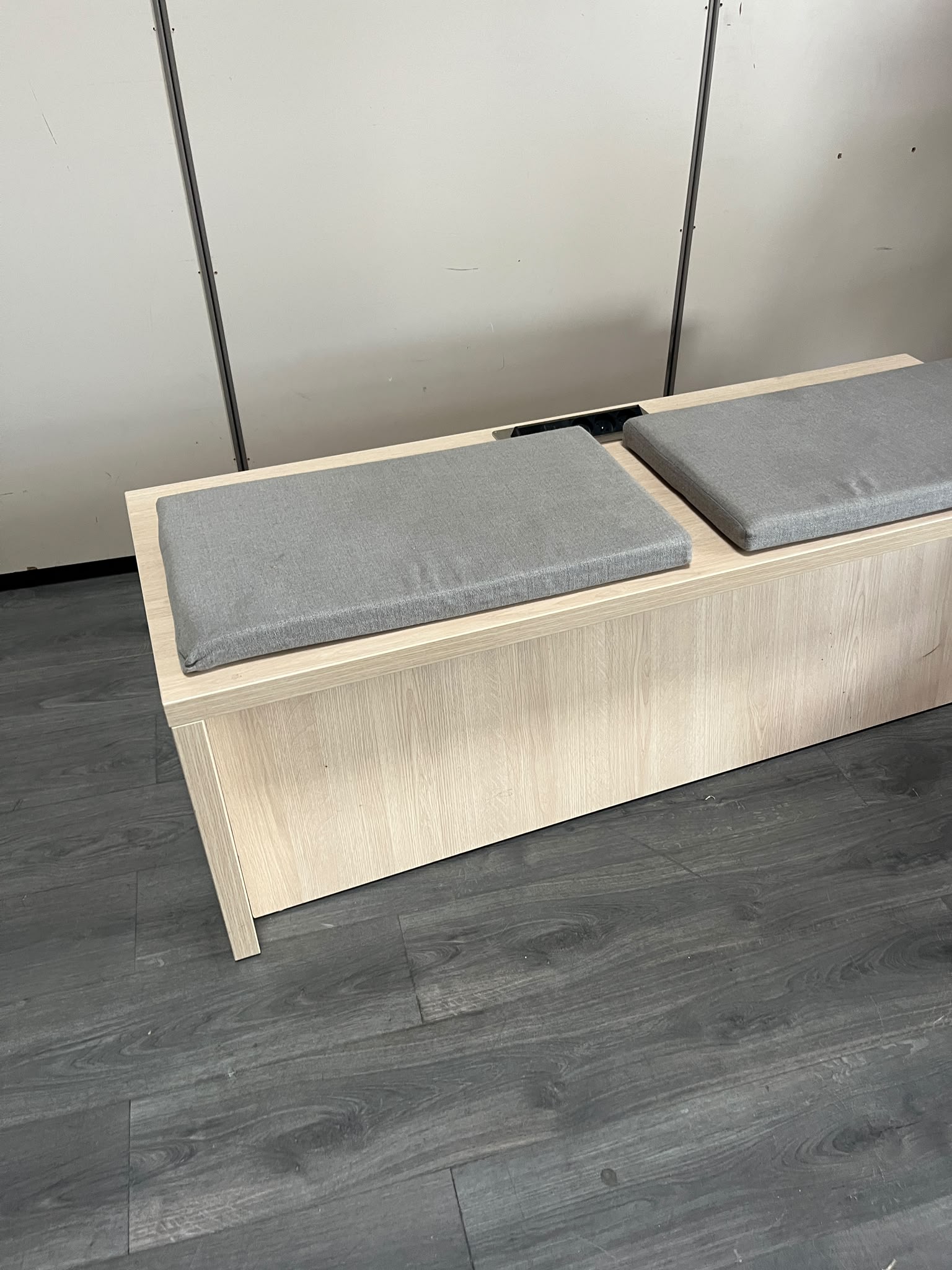 Banquette 2 places bois et tissu avec prises intégrées – L150 cm