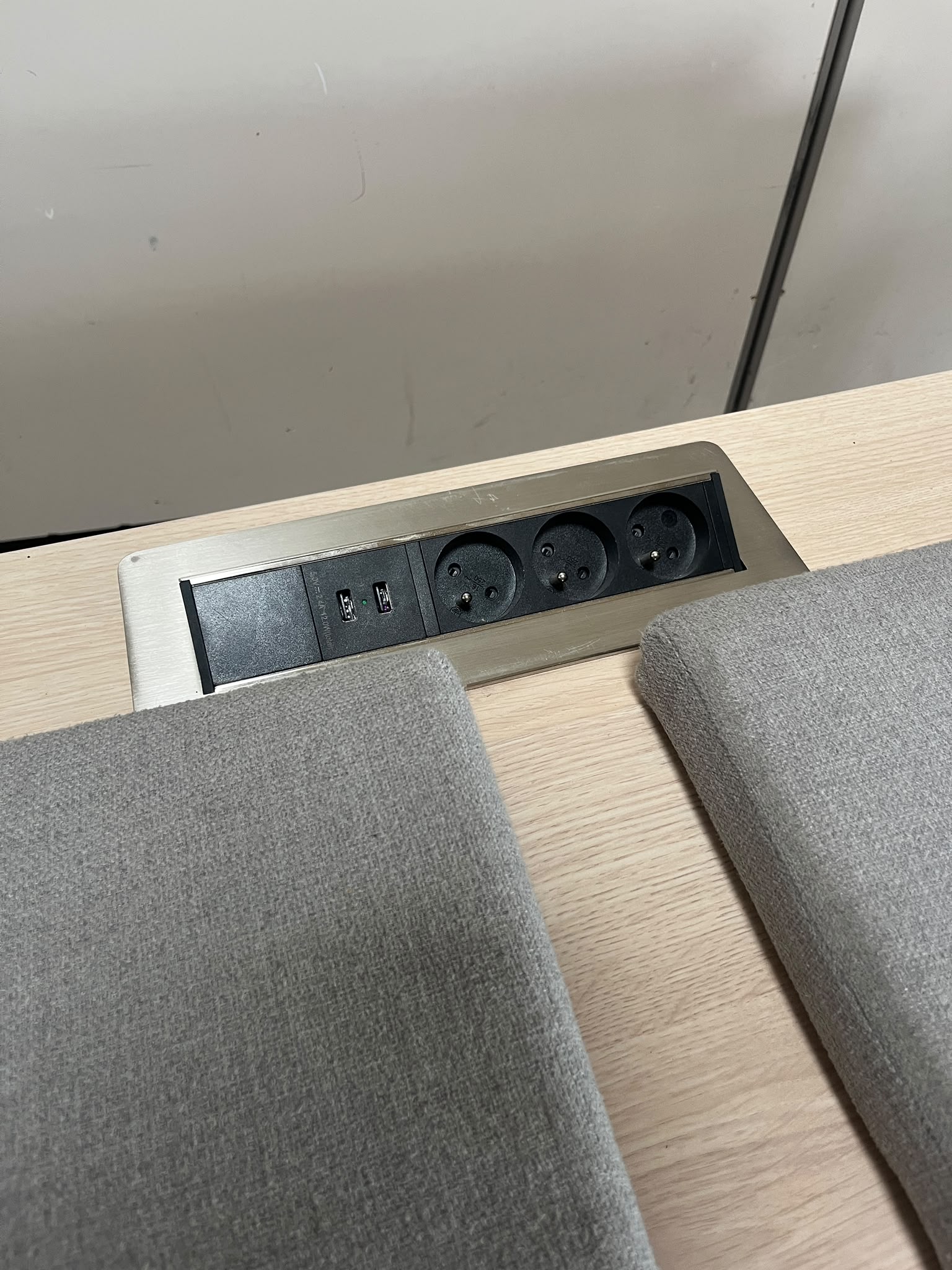 Banquette 2 places bois et tissu avec prises intégrées – L150 cm