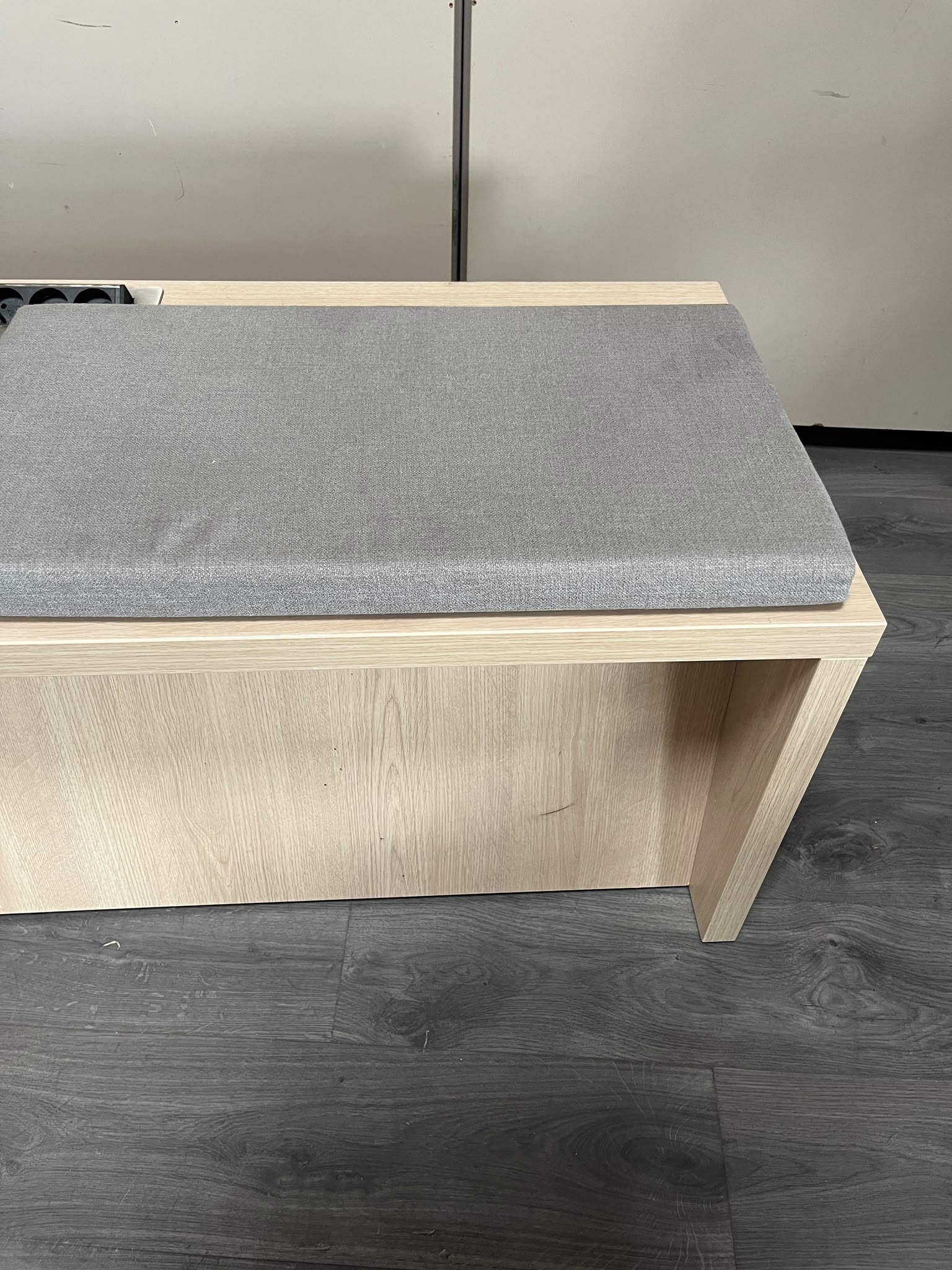 Banquette 2 places bois et tissu avec prises intégrées – L150 cm