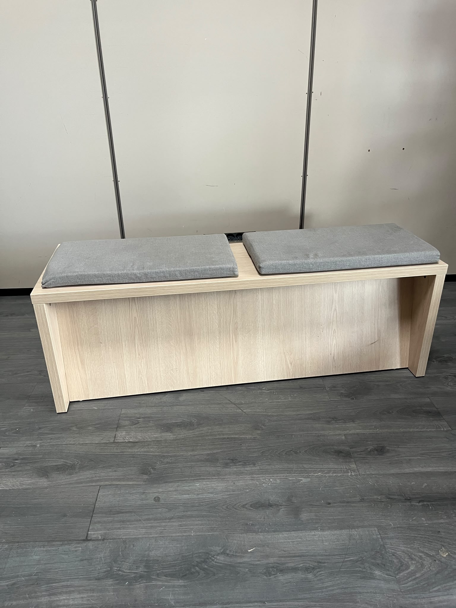 Banquette 2 places bois et tissu avec prises intégrées – L150 cm