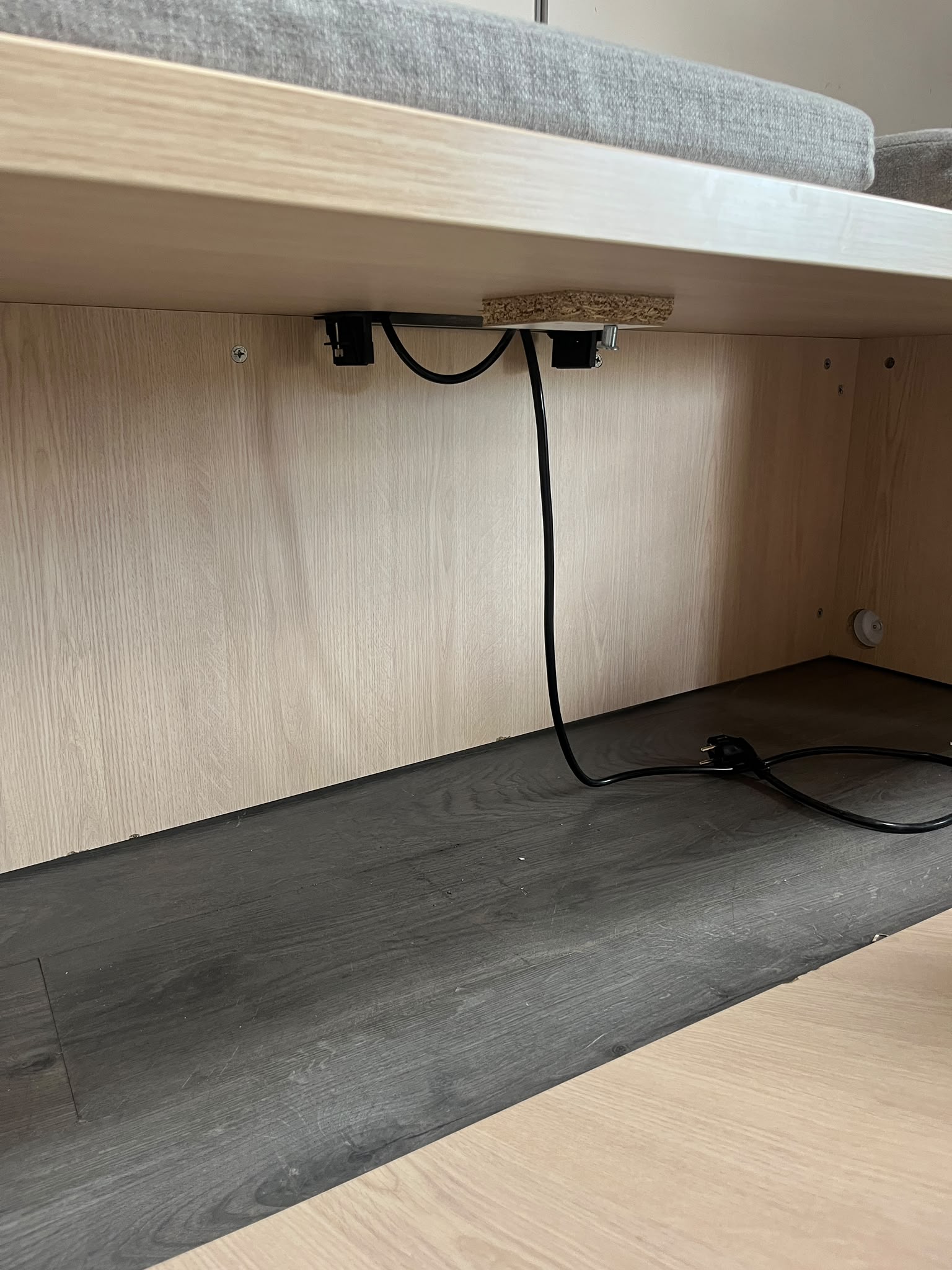 Banquette 2 places bois et tissu avec prises intégrées – L150 cm