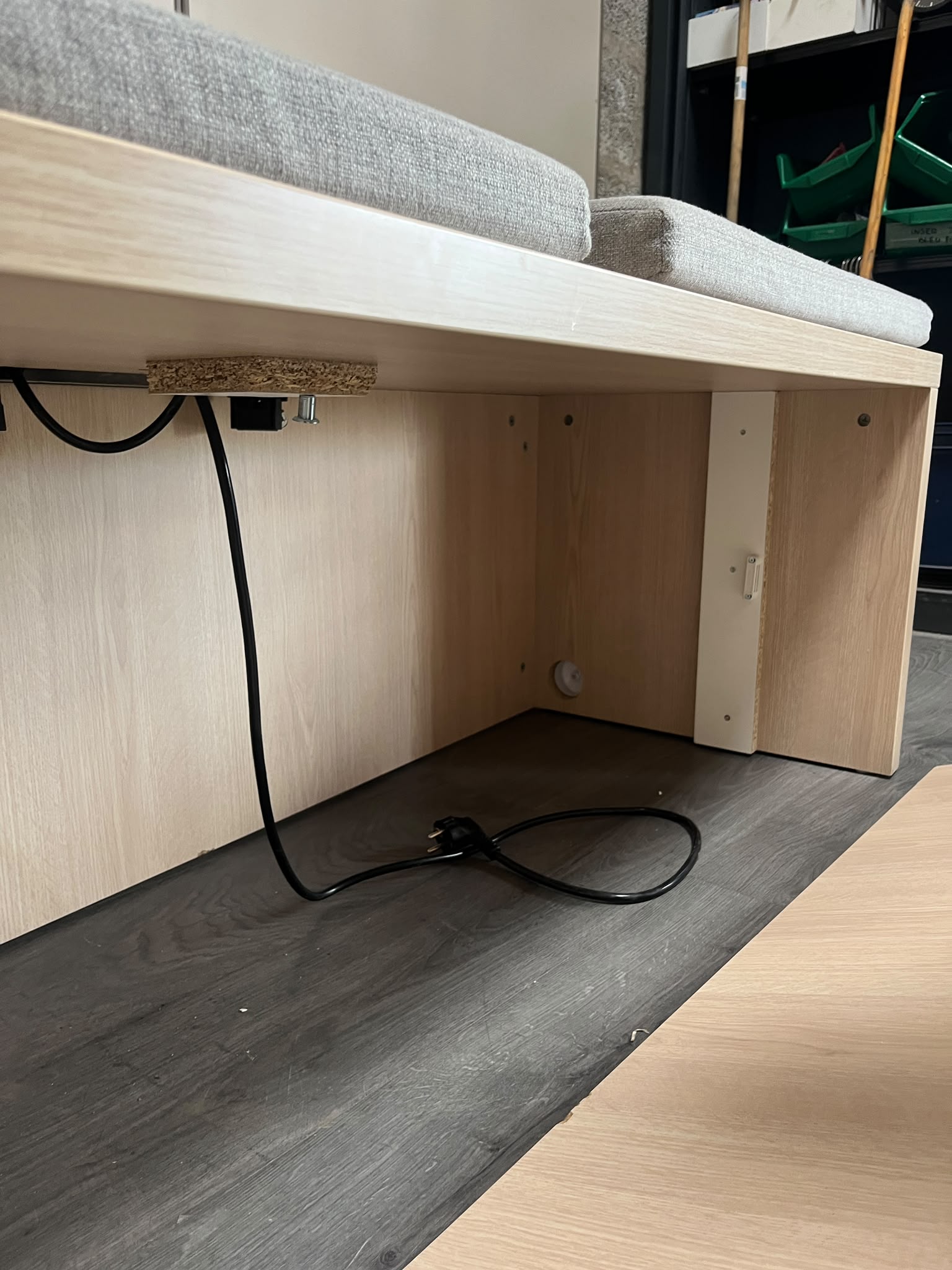 Banquette 2 places bois et tissu avec prises intégrées – L150 cm