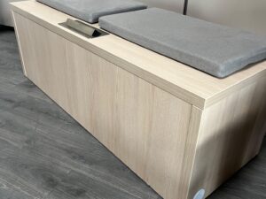 Banquette 2 places bois et tissu avec prises intégrées – L150 cm