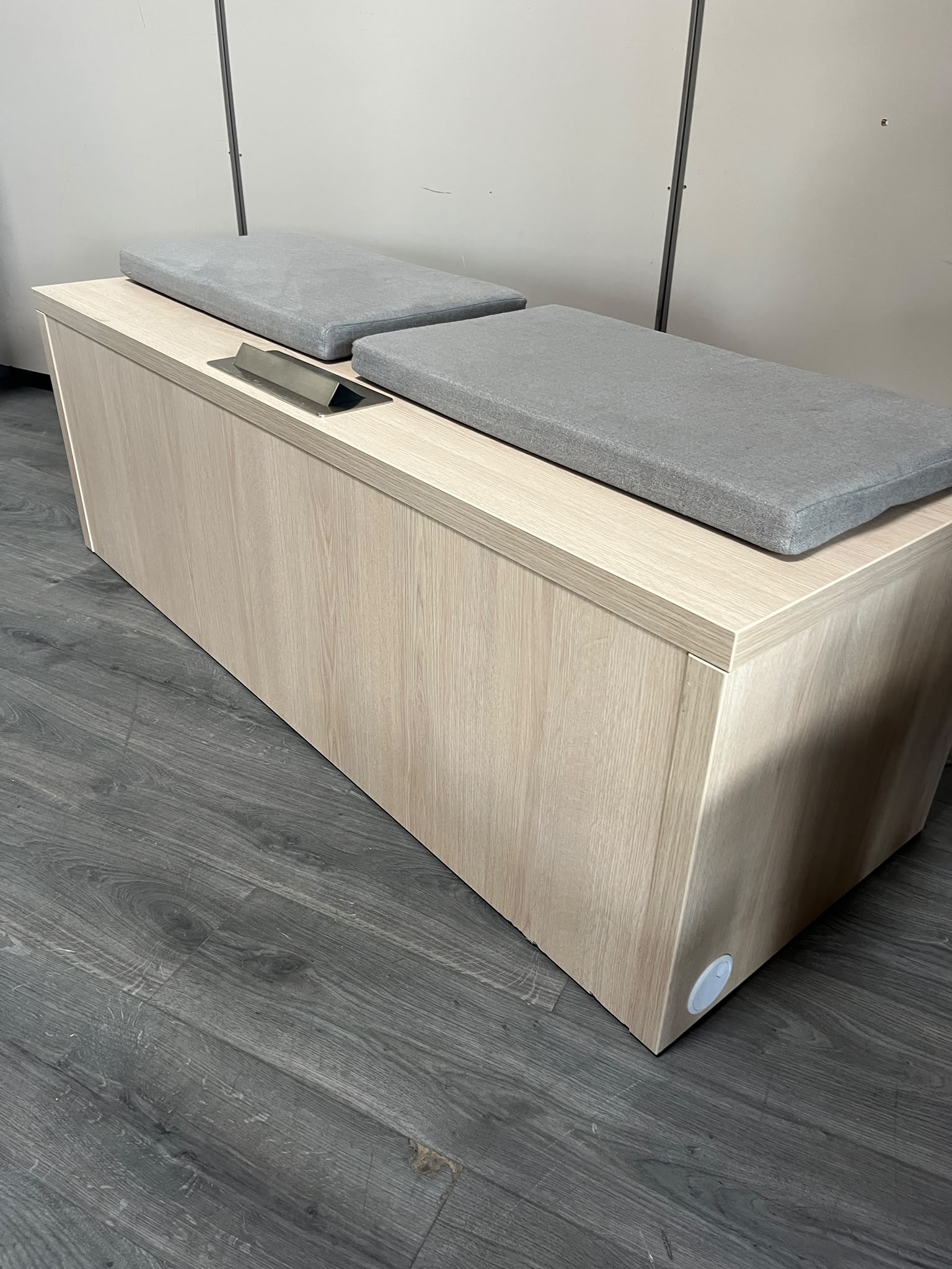 Banquette 2 places bois et tissu avec prises intégrées – L150 cm
