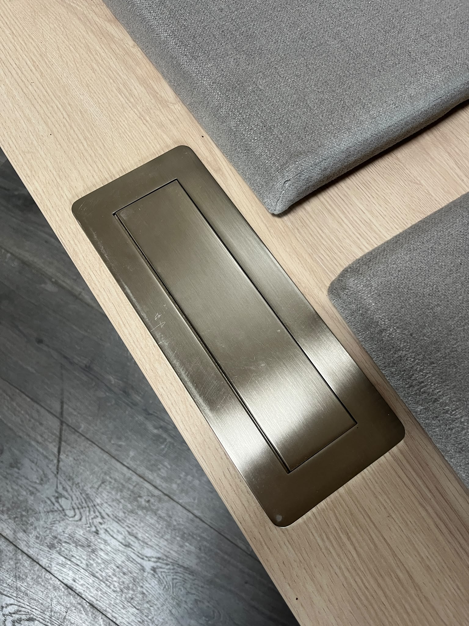 Banquette 2 places bois et tissu avec prises intégrées – L150 cm