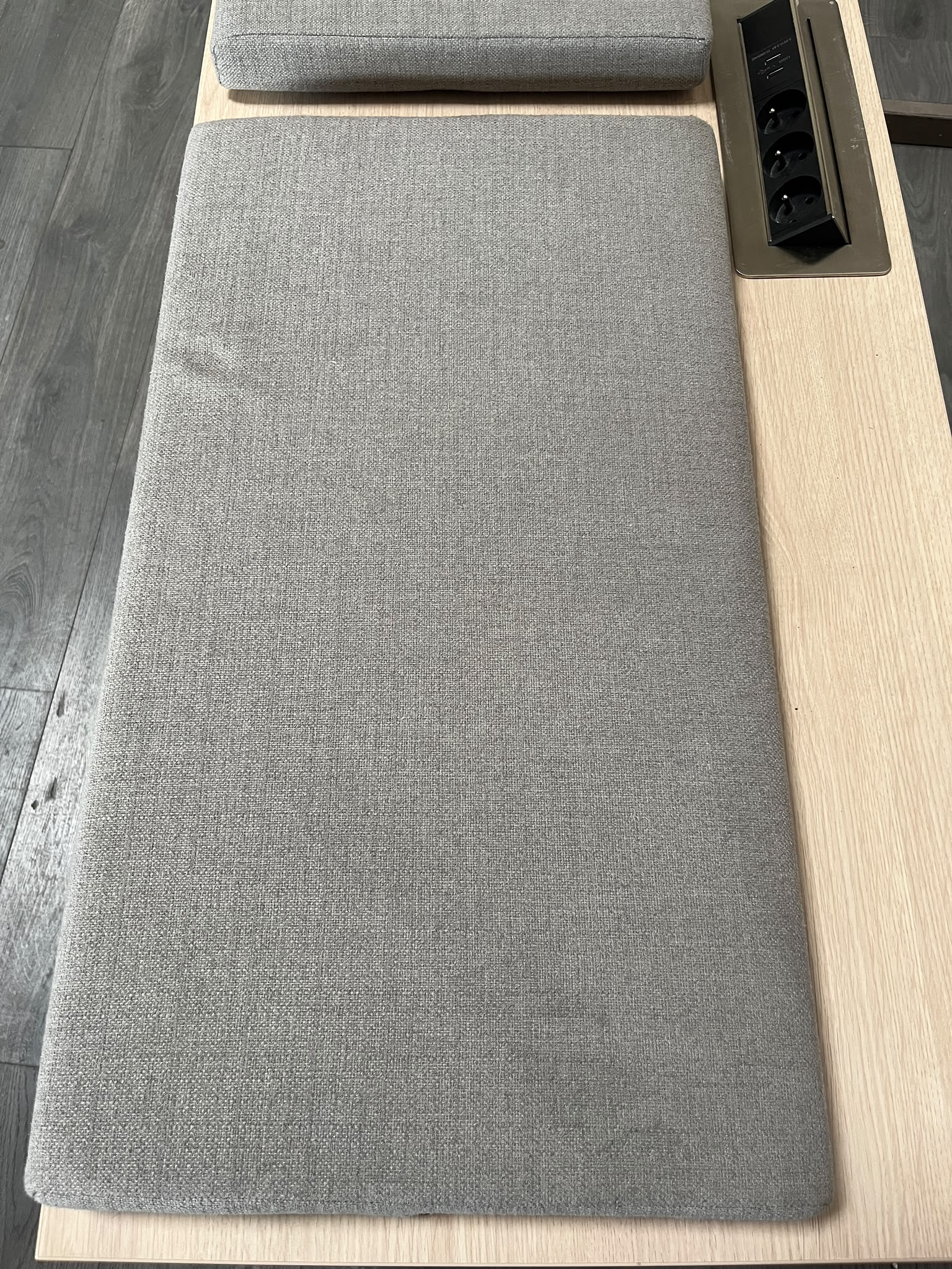 Banquette 2 places bois et tissu avec prises intégrées – L150 cm