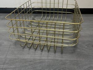 Panier métallique doré – 40 x 30 x H15 cm