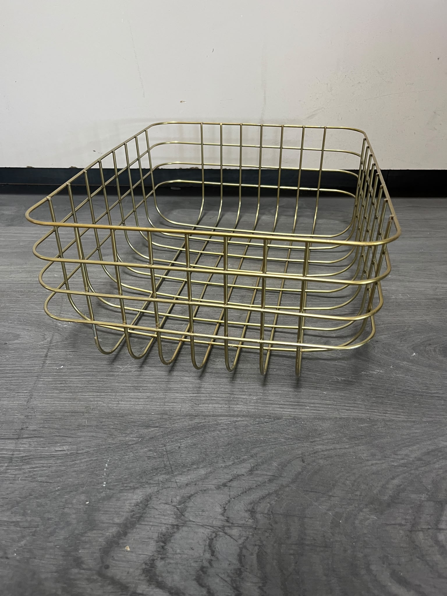 Panier métallique doré – 40 x 30 x H15 cm