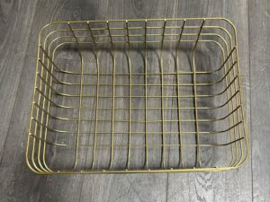 Panier métallique doré – 40 x 30 x H15 cm