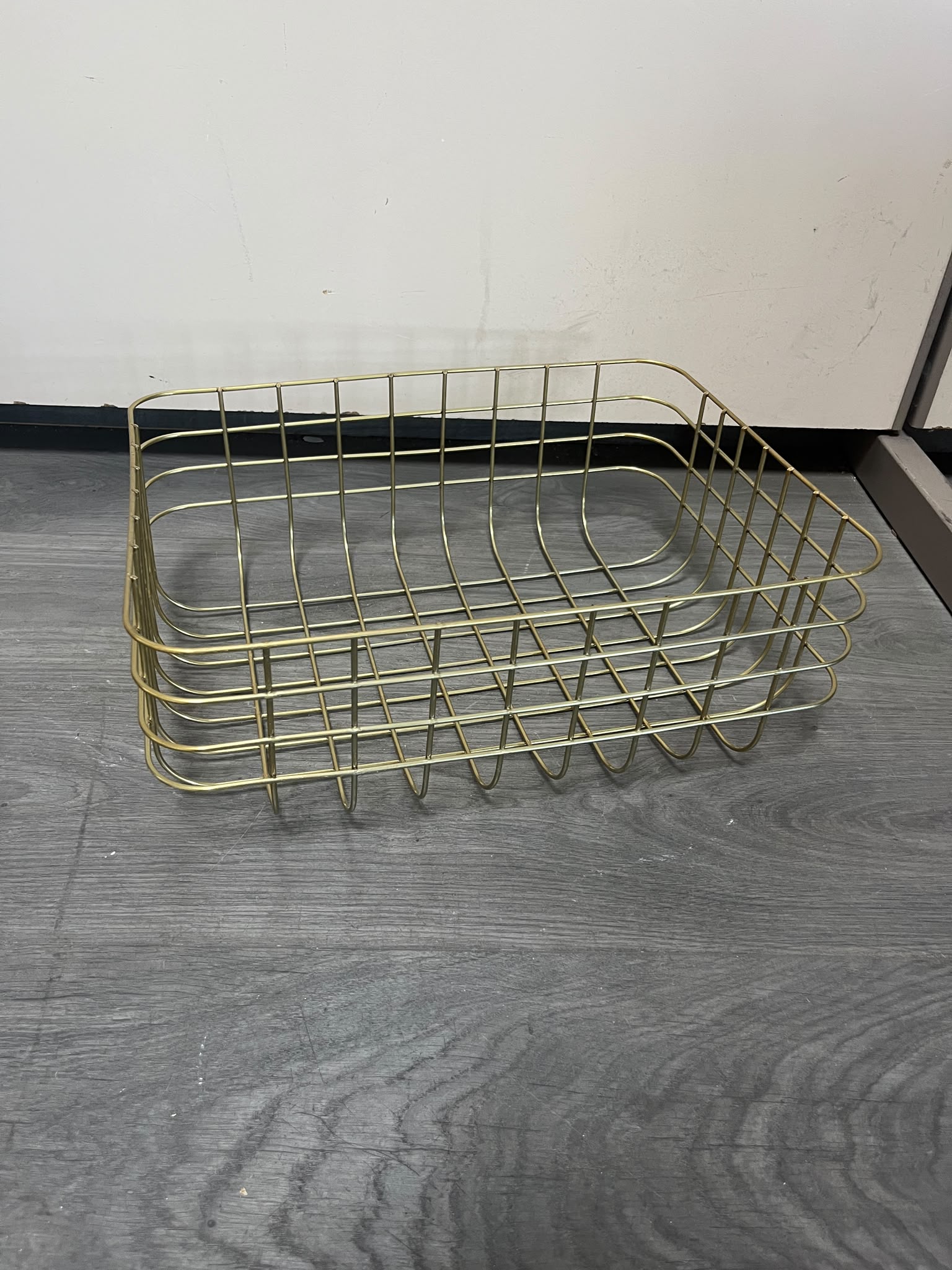Panier métallique doré – 40 x 30 x H15 cm