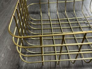Panier métallique doré – 40 x 30 x H15 cm