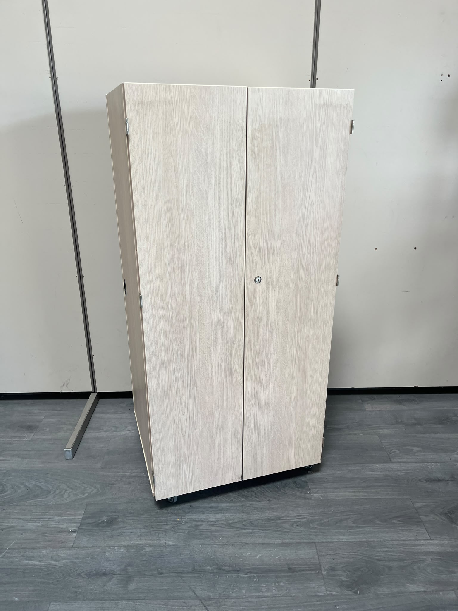 Armoire en bois sur roulettes avec tiroir coulissant – L66,5 cm