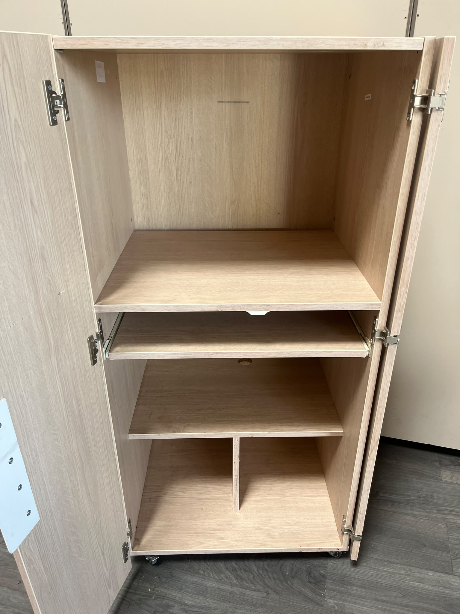 Armoire en bois sur roulettes avec tiroir coulissant – L66,5 cm