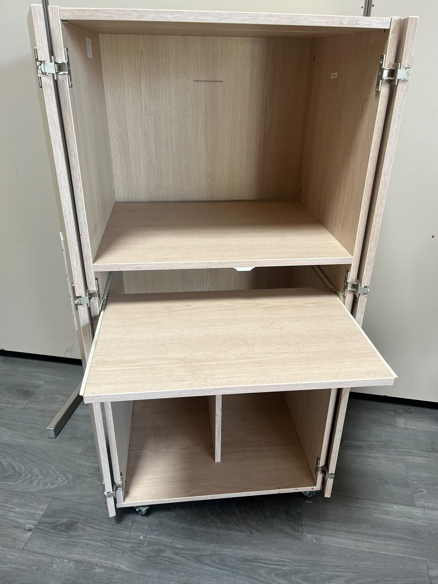 Armoire en bois sur roulettes avec tiroir coulissant – L66,5 cm