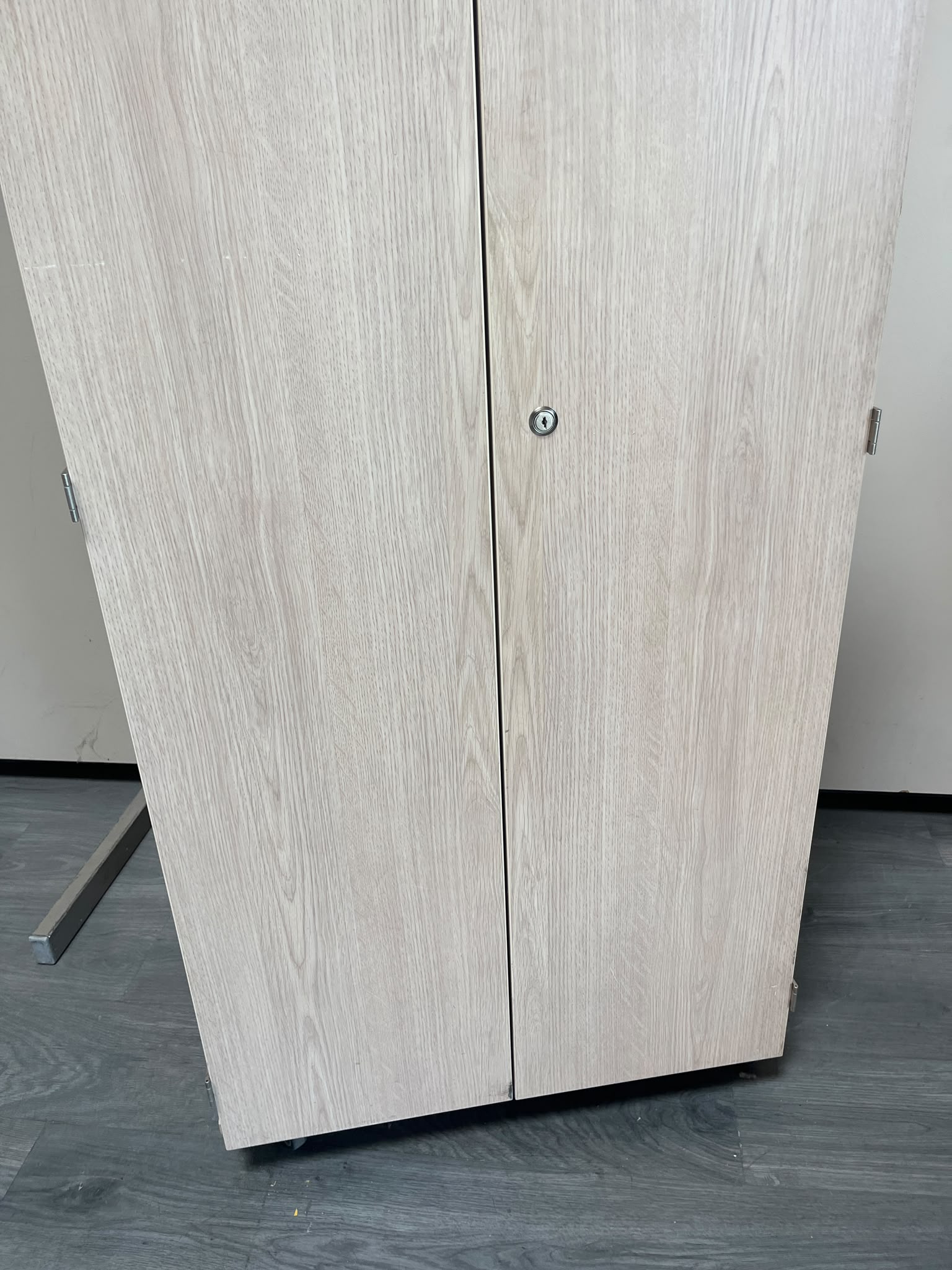 Armoire en bois sur roulettes avec tiroir coulissant – L66,5 cm