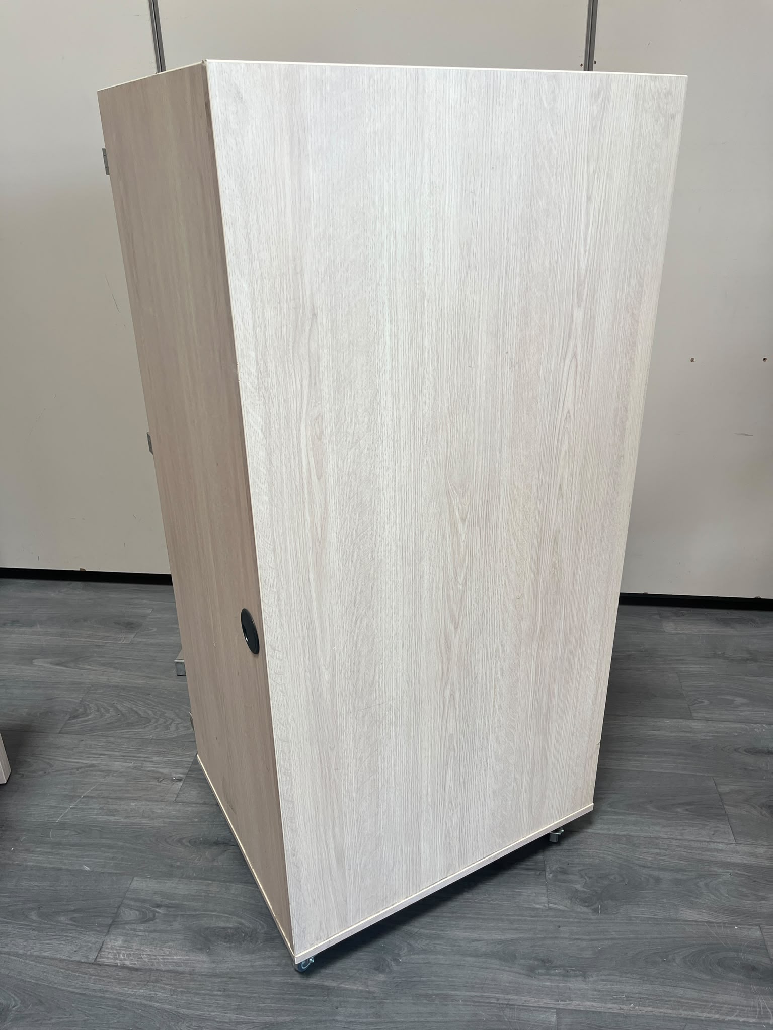 Armoire en bois sur roulettes avec tiroir coulissant – L66,5 cm