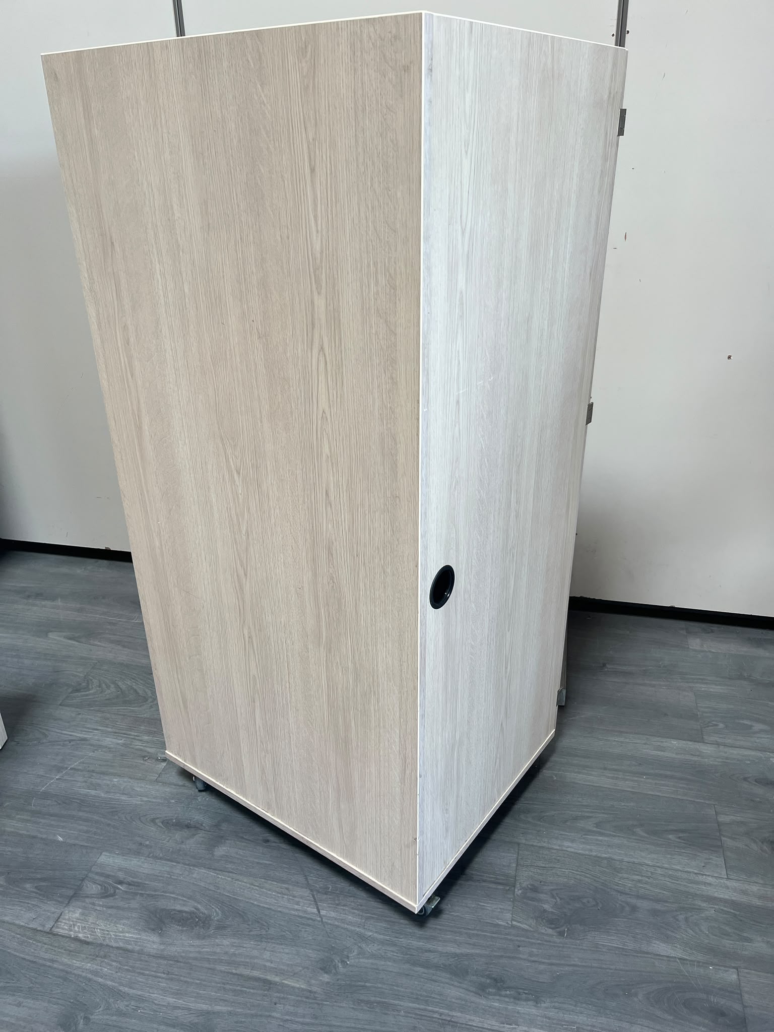 Armoire en bois sur roulettes avec tiroir coulissant – L66,5 cm
