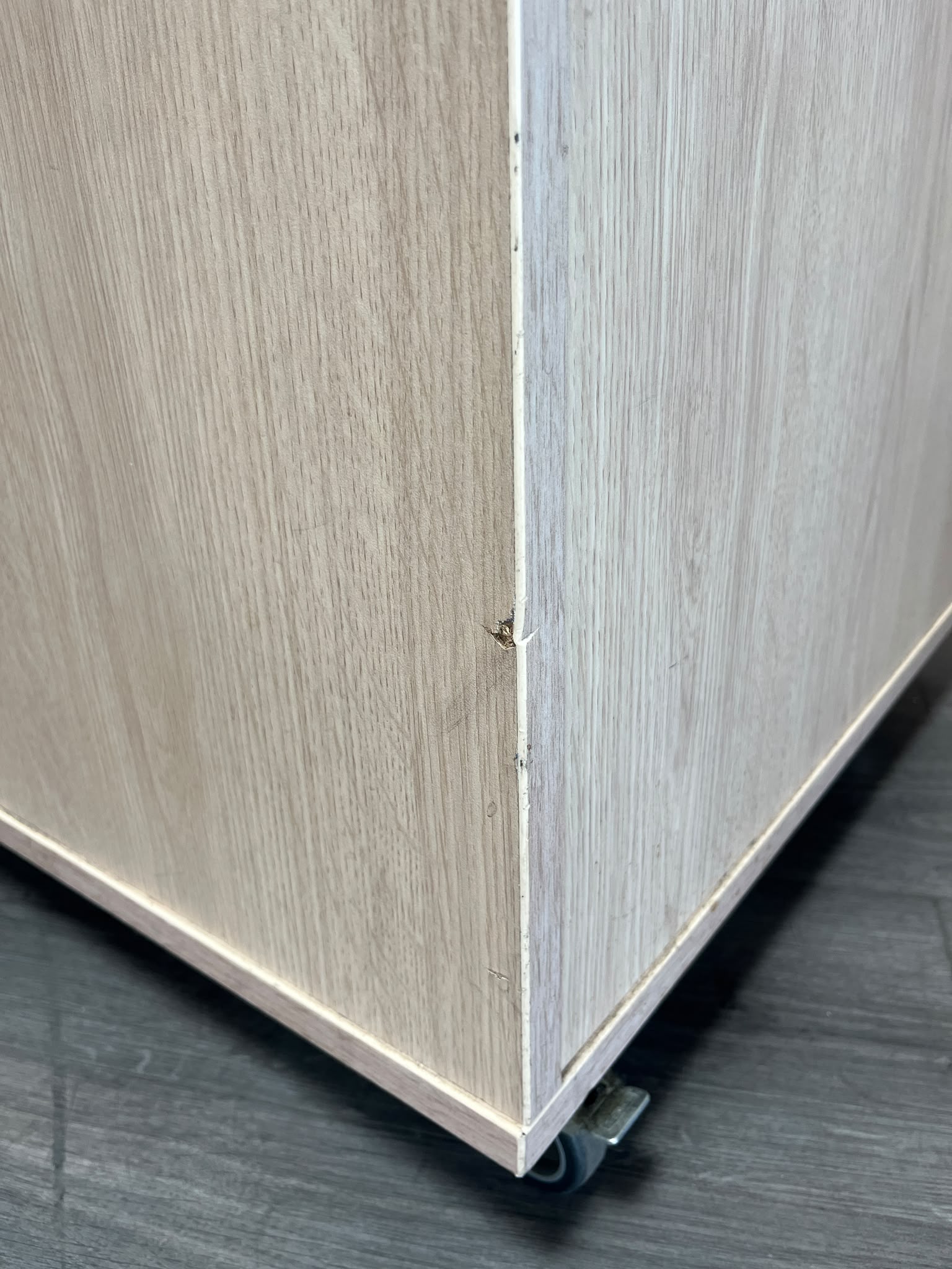 Armoire en bois sur roulettes avec tiroir coulissant – L66,5 cm