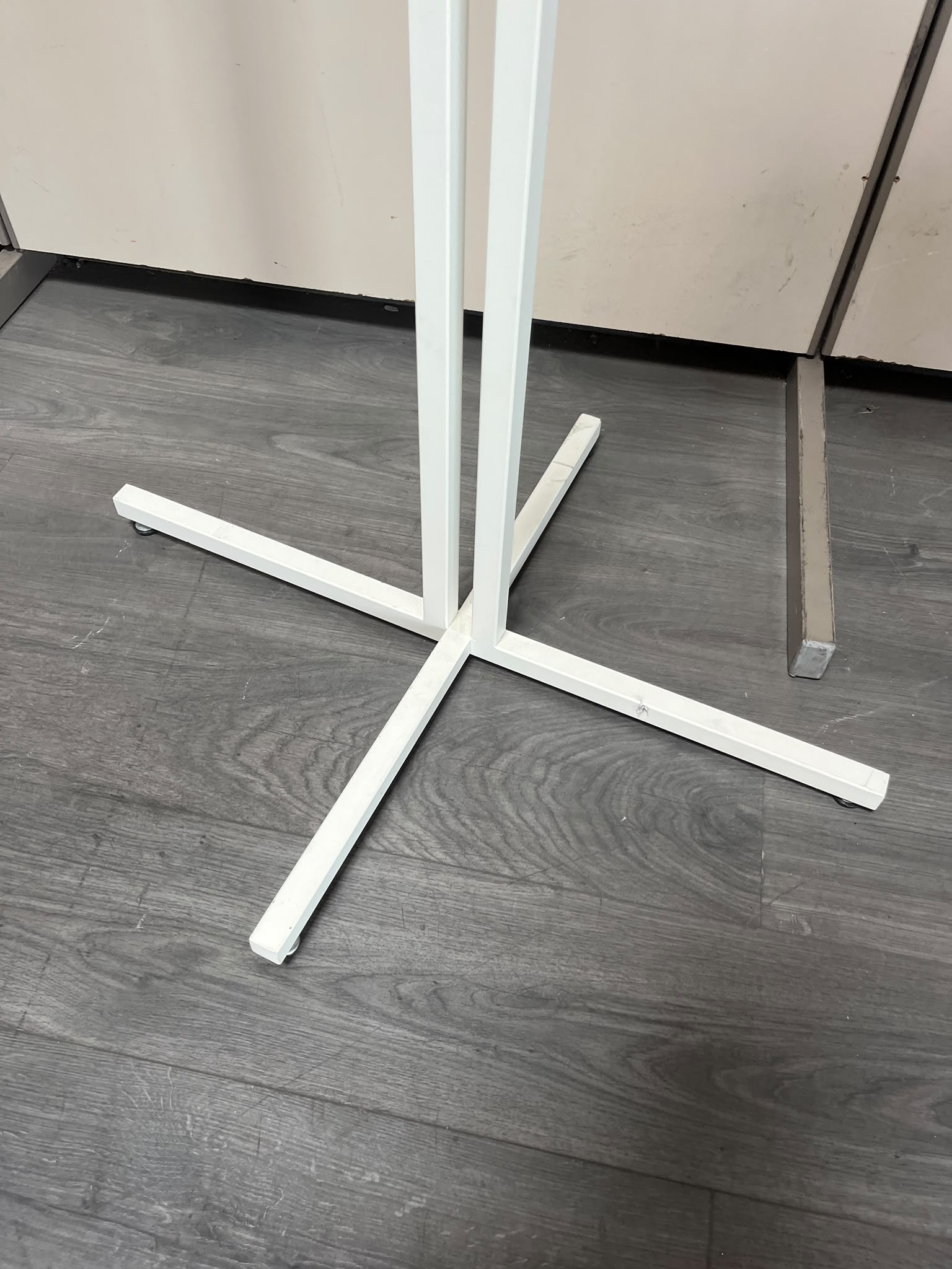 Portant métallique blanc à 2 bras réglables – H184 cm