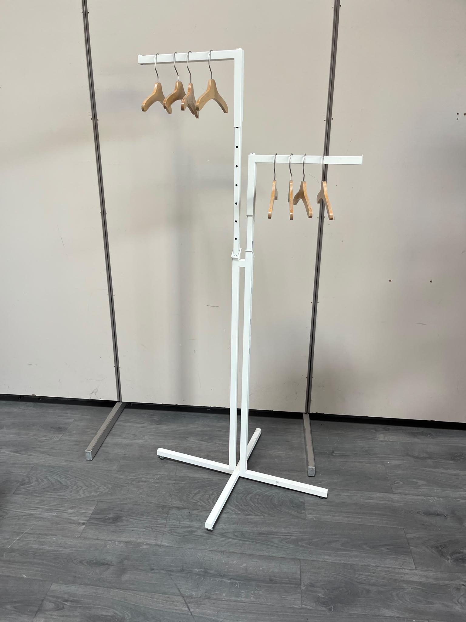 Portant métallique blanc à 2 bras réglables – H184 cm