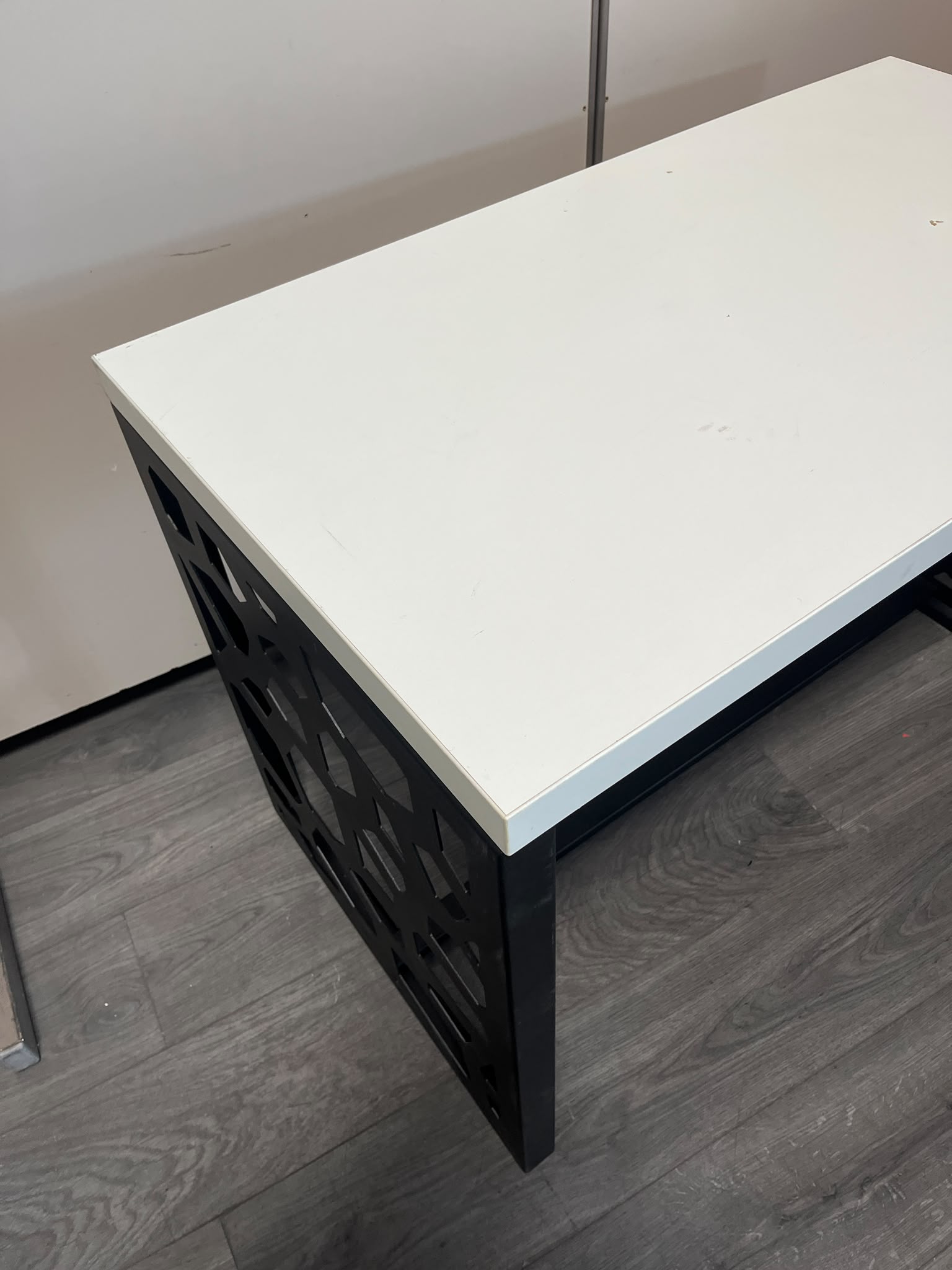 Table design bois et métal blanc et noir – L100 cm