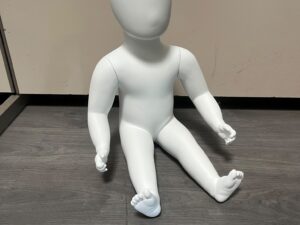 Mannequin enfant 6 mois assis neuf blanc – H44 cm