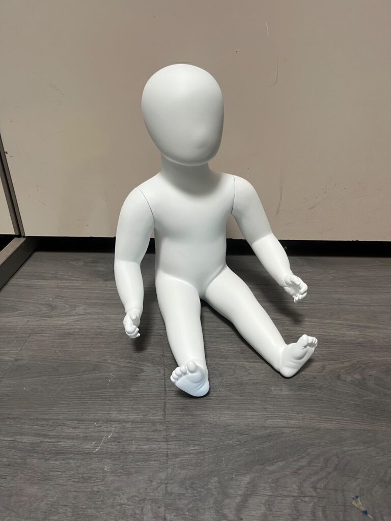 Mannequin enfant 6 mois assis neuf blanc – H44 cm