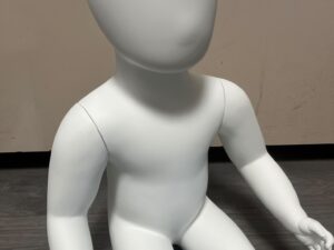 Mannequin enfant 6 mois assis neuf blanc – H44 cm