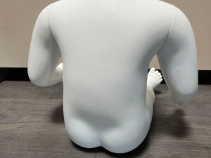 Mannequin enfant 6 mois assis neuf blanc – H44 cm