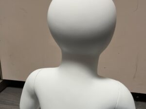 Mannequin enfant 6 mois assis neuf blanc – H44 cm
