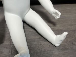 Mannequin enfant 6 mois assis neuf blanc – H44 cm